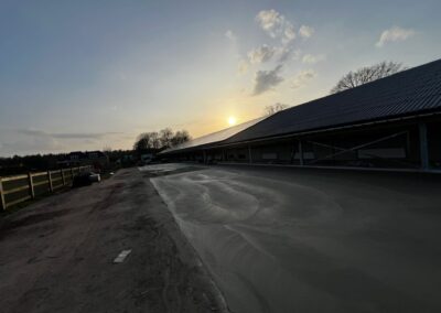 Betonvloer storten bij kippenschuur