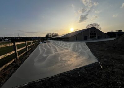 Betonvloer storten bij kippenschuur