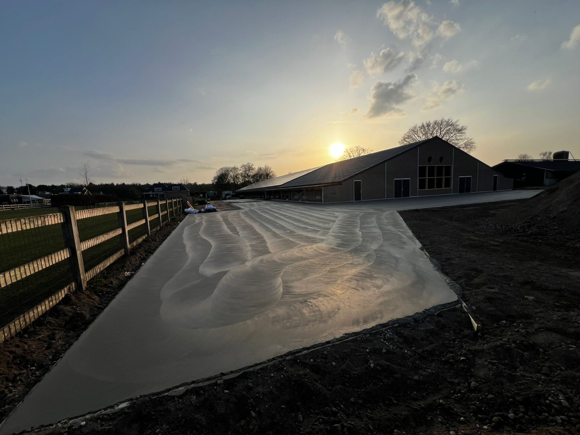Betonvloer storten bij kippenschuur