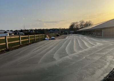 Betonvloer storten bij kippenschuur