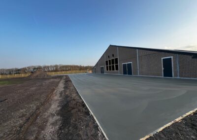 Betonvloer storten bij kippenschuur